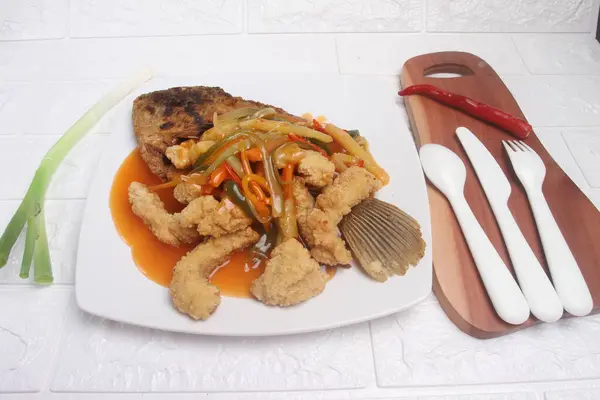 Ikan Goreng Dengan Saus Pedas Makanan Asia Tradisional — Stok Foto