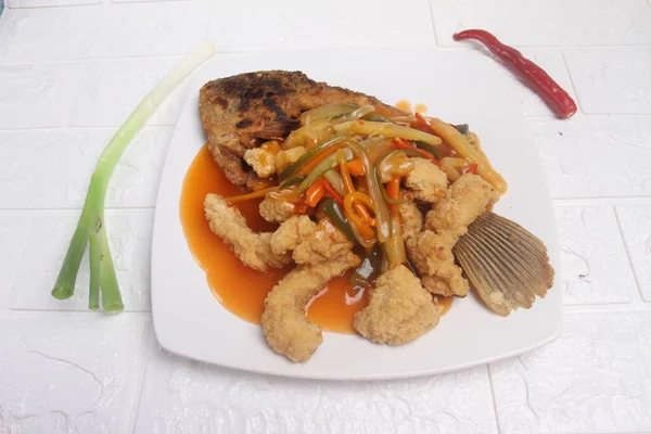 Smažená Ryba Pikantní Omáčkou Tradiční Asijské Jídlo — Stock fotografie