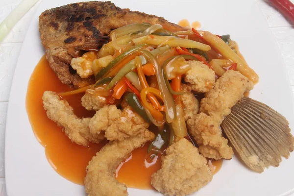 Baharatlı soslu kızarmış balık. Geleneksel Asya yemekleri.