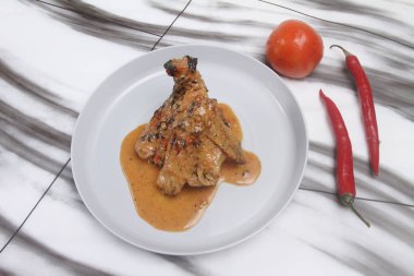 Soslu ızgara tavuk.