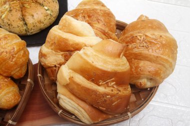 Kahvaltı için taze kruvasanlar masada.