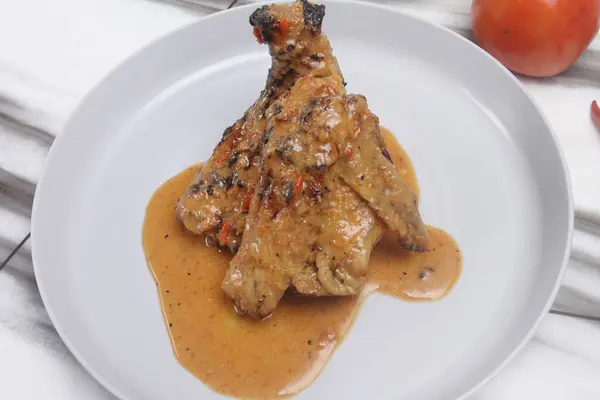 Kaki Ayam Goreng Dengan Saus Piring Putih — Stok Foto