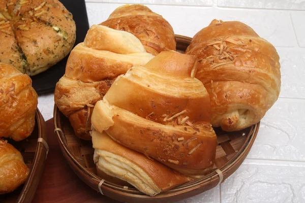 Croissant Freschi Colazione Tavola — Foto Stock