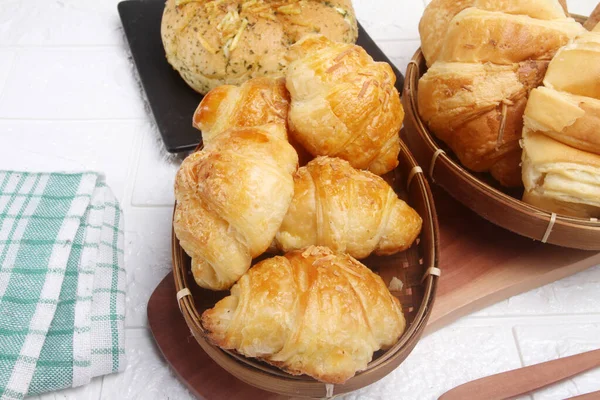 Kahvaltı için taze kruvasanlar masada.