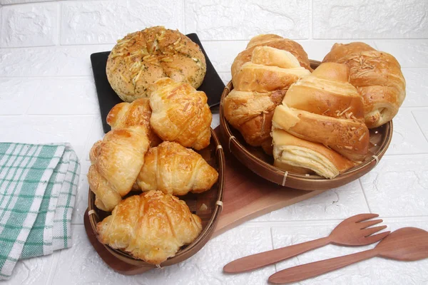 Kahvaltı için taze kruvasanlar masada.