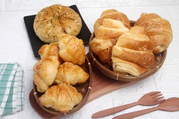 Kahvaltı için taze kruvasanlar masada.