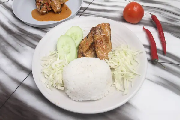 Makanan Indonesia Ayam Dengan Nasi — Stok Foto