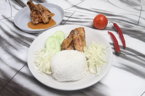 Індонезійська Їжа Курка Смажена Курка Смаженою Куркою Подається Рисом Овочами — стокове фото