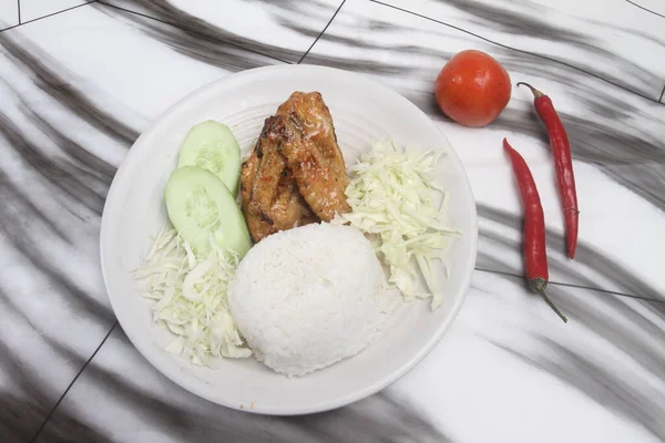 Nasi Dengan Ayam Dan Sayuran — Stok Foto