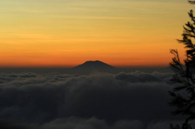 Sikunir Dieng 'den güzel bir gün batımı. Güneşin bulutları