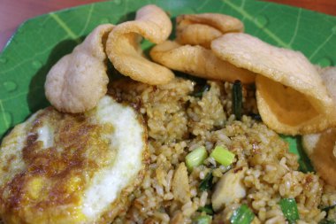 Omlet ve sebzeli pilav.