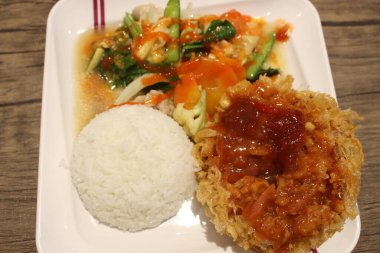 Kızarmış domuz ile pirinç