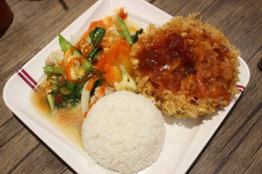 Lezzetli Asya yemeklerinin yakın görüntüsü