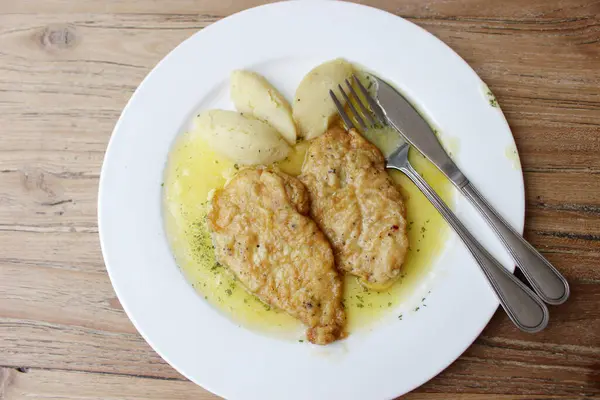 Fisch Mit Kartoffeln Auf Weißem Teller — Stockfoto