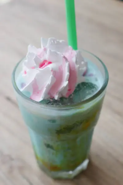Thai Πράσινο Παγωτό Γάλα Καρύδας Πράσινο Τσάι Και Γάλα Καρύδας — Φωτογραφία Αρχείου