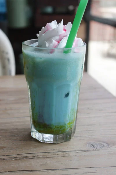 Matcha Πράσινο Τσάι Παγωτό Στο Ποτήρι Στο Τραπέζι — Φωτογραφία Αρχείου