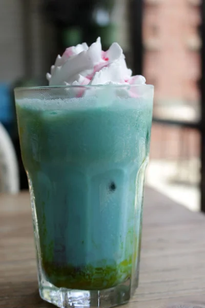 Ein Glas Grüner Tee Mit Eiswürfeln Auf Dem Tisch — Stockfoto