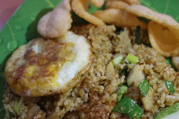 Nasi Goreng Dengan Telur Dadar Dan Sayuran — Stok Foto
