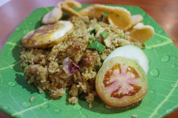 オムレツと野菜を使った揚げ米 — ストック写真