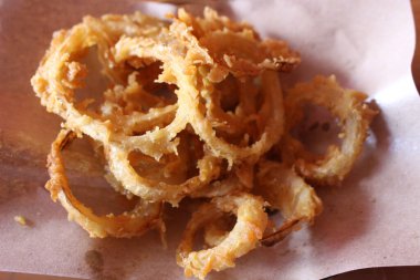 Beyaz tabakta kızarmış mürekkep balığı halkaları.