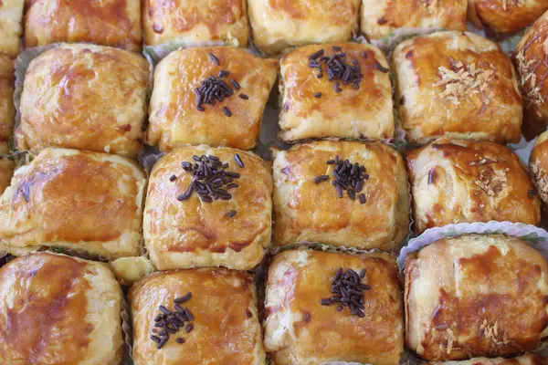 面包店里夹着土耳其甜熔岩的土耳其式糕点 — 图库照片