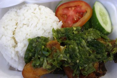 Kızarmış tavuk ve sebzeli pilav