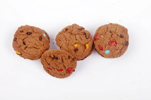 白い背景にチョコチップクッキー — ストック写真