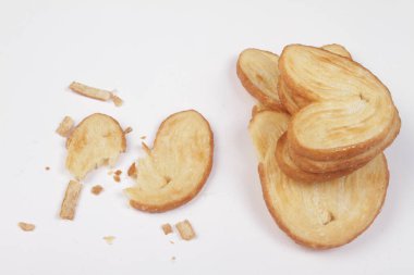 Dilimlenmiş elma beyaz arkaplanda izole edilmiş