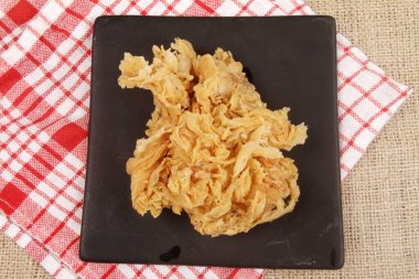 Siyah tabakta kızarmış tavuk.