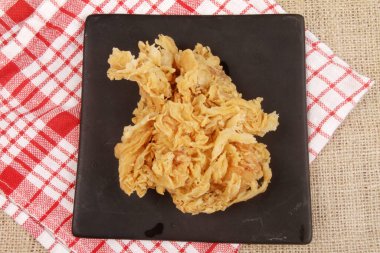 Tahta tabakta kızarmış balık.