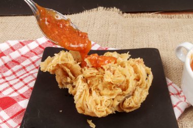 Siyah plaka üzerinde soslu kızarmış tavuk