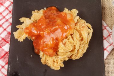 Kızarmış tavuk ve sos.