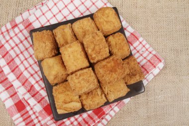 Tabakta kızarmış soya peyniri.