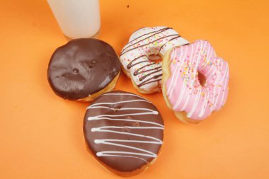 Tatlı çörekler ve renkli şekerler