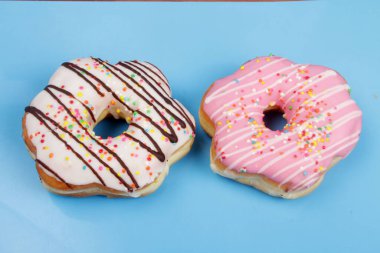 Mavi arka planda tatlı çörekler.