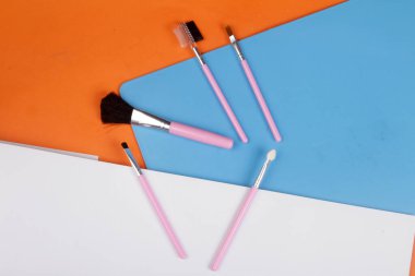 Beyaz arkaplan üzerine çizim için çeşitli fırçalar