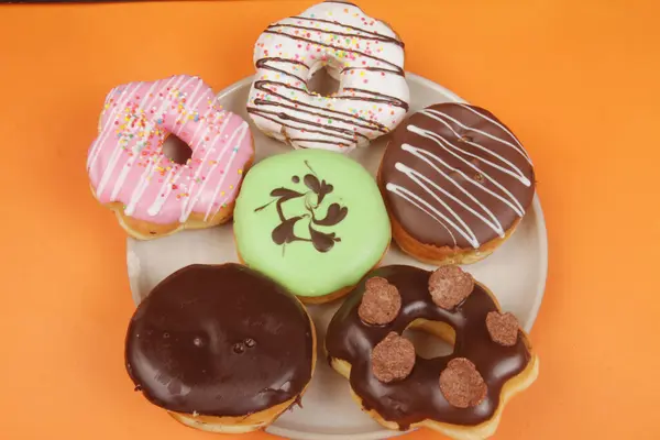 Deliciosos Donuts Com Gelo Chocolate — Fotografia de Stock