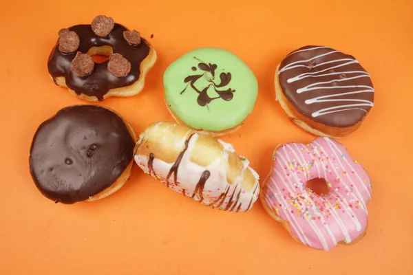 Donuts Fundo Laranja — Fotografia de Stock