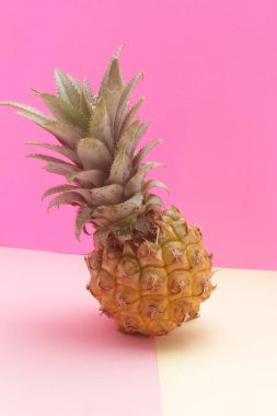 Pembe arkaplanlı olgun ananas. Yaz tropikal meyvesi.