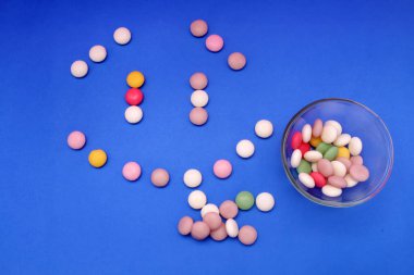 Mavi arka plan üzerinde renkli şeker