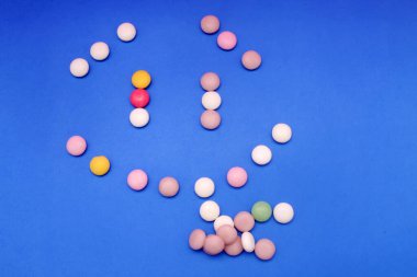 Mavi arka plan üzerinde renkli şeker