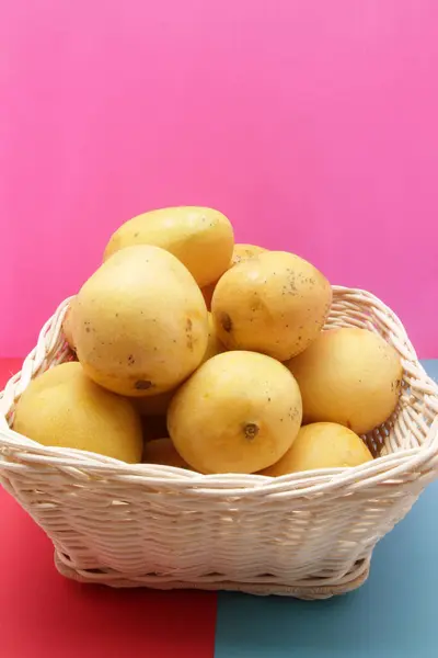 成熟的芒果在篮子里 — 图库照片