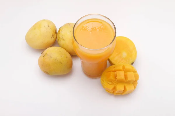 ジュースと新鮮なマンゴーフルーツ — ストック写真