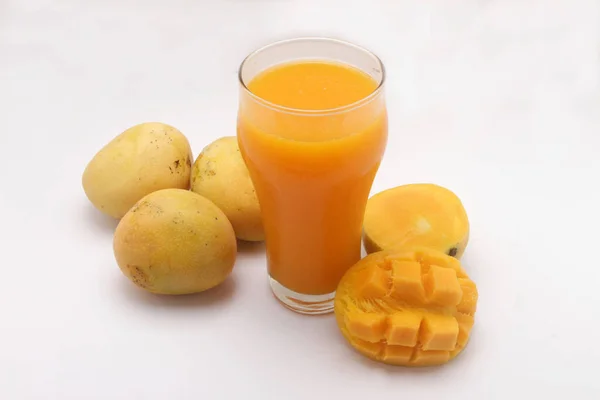 Meyveli taze mango.
