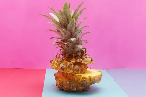 Ananas Auf Rosa Hintergrund — Stockfoto