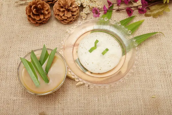 접시에 코코넛 우유와 팬케이크 세라비 — 스톡 사진