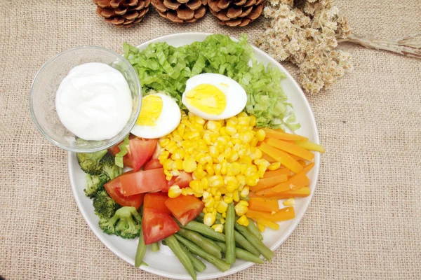 Friss Saláta Vegyes Zöldségekkel — Stock Fotó