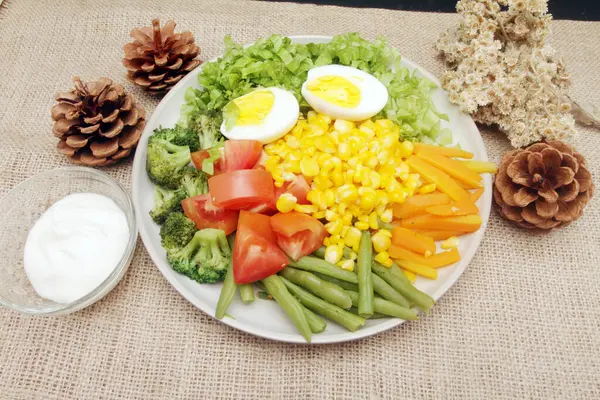 Salat Mit Gemüse Und Käse — Stockfoto