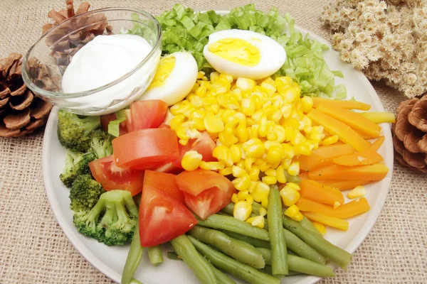 健康的新鲜沙拉 配上木制背景的鸡蛋 — 图库照片