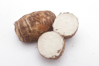 Beyaz arka planda kaynatılmış Talas, keladi, atau seratah (Colocasia esculenta L.).